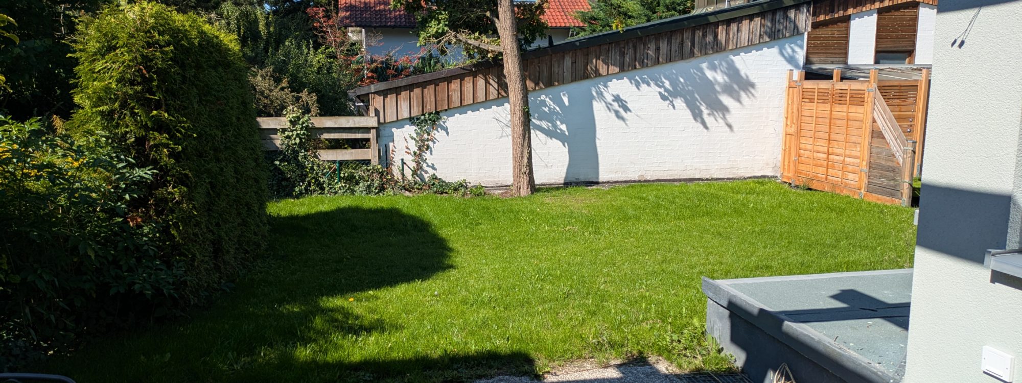 Moderner Reihenhaus-Bungalow mit 5 Zimmern, Atriumgarten, offener Kamin und Einbauküche
