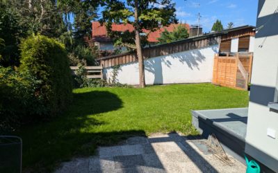 Moderner Reihenhaus-Bungalow mit 5 Zimmern, Atriumgarten, offener Kamin und Einbauküche