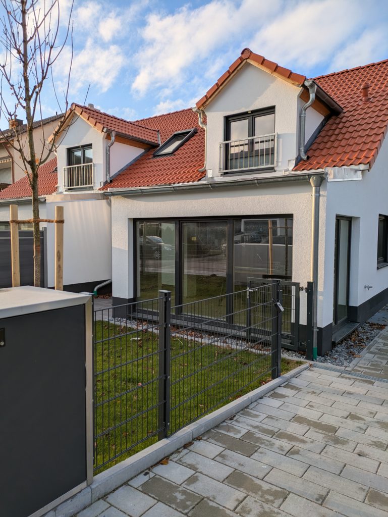 USH/Lohof excl. 4 Zim.-Whg. auf 2 Ebenen, 2 Bäder,Garage, kl. Garten